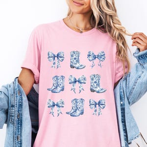 Chemise Coquette Cowgirl Chinoiseries, T-shirt Coquette Cowgirl, Chemise Noeud, Chemise Toile de Jouy, Esthétique Coquette, Cadeau Maman Mignonne, Chemise Ruban Bleu