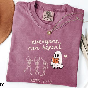 Comfort Colors © Lustiges christliches Halloween-Shirt, auf Glauben basierendes Skelett-Geist-Shirt, christlicher Glaube, Geist mit Bibel-T-Shirt, lustiges Kirchen-Shirt