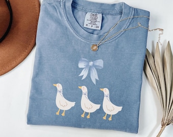 Vintage Blue Ribbon Goose Comfort Colors® T-Shirt, Retro Gans Coquette T-Shirt, lustiges Retro Shirt, süßes Frauen Gans Shirt, lustiges grafisches T-Shirt