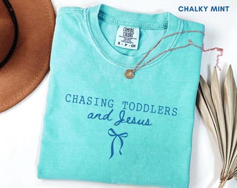 Camiseta "Persiguiendo a Jesús y a los niños pequeños", camiseta cristiana para maestros, camiseta estética con lazo basado en la fe, regalo para mamá cristiana, camiseta playera, camiseta para maestros