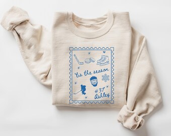 Personalisiertes Hockey-Sweatshirt, benutzerdefinierter Name-Team-Pullover, Tis the Season Hockey-Stempel-Shirt, Winter-Hockey-Geschenk, Weihnachtssport, Spieltag