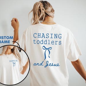 Maglietta personalizzata "Chasing Jesus and Toddlers", maglietta con fiocco ispirata alla fede e all'estetica per insegnanti cristiani, regalo per mamme cristiane, maglietta da spiaggia, regalo per insegnanti