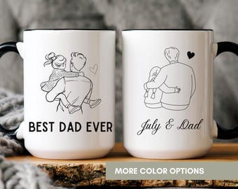 Könnte beinhalten: Zwei weiße Keramikbecher mit schwarzen Rändern. Ein Becher zeigt eine Strichzeichnung eines Vaters, der ein Kind auf seinen Schultern trägt, mit dem Text "Best Dad Ever". Der andere Becher zeigt eine Strichzeichnung eines Vaters und eines Kindes, die sich umarmen, mit dem Text "July & Dad".