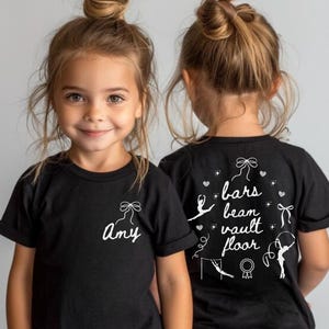 Camisa personalizada con lazo de gimnasta para niñas, estilo garabato dibujado a mano, regalo para gimnastas, regalo para el equipo de gimnastas, camiseta de piso con vigas de barras, regalo de cumpleaños