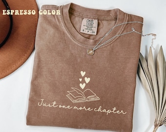 Nur noch ein Kapitel Komfort Colors® Shirt, Buchliebhaber Shirt, Bücher und Kaffee Shirt, Floral Bookish Shirt, Buchclub Shirt, Leser Geschenk