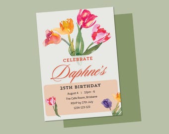 Puede incluir: Una tarjeta de invitación de acuarela con un diseño floral con tulipanes rosas, rojos, naranjas y morados. El texto de la tarjeta dice "Celebra el 25 cumpleaños de Daphne, 4 de agosto | 12pm-6, The Cafe Room, Brisbane, RSVP antes del 17 de julio, 1234-123-123".
