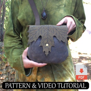 Puede incluir: Un bolso de cuero marrón con un diseño de hoja verde. El bolso tiene una correa y está siendo sostenido por una persona. La imagen incluye el texto "PATTERN & VIDEO TUTORIAL" y un icono de descarga con la palabra "PDF".