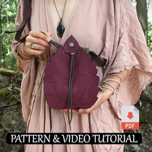 Puede incluir: Un bolso burdeos con forma de hoja con cierre de cordón y correa marrón. El bolso tiene un patrón de vetas detallado y un botón de metal. La imagen también incluye el texto "PATTERN & VIDEO TUTORIAL" y un icono PDF.