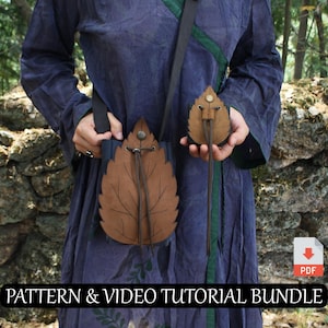 Può includere: Una persona tiene in mano due borsette a forma di foglia in pelle marrone. Una è una borsa più grande con chiusura a coulisse, l'altra è una borsetta più piccola. La persona indossa una veste blu con finiture verdi. Il testo "PATTERN & VIDEO TUTORIAL BUNDLE" è in basso.