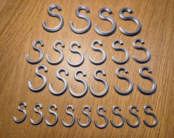 25-pack Decorative Celebration hooks for hanging baubles, cards and decorations.