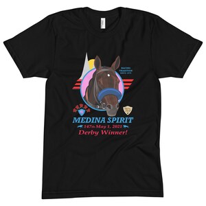 Puede incluir: Camiseta negra con una ilustraci&oacute;n de cabeza de caballo, una brida azul y el texto "MEDINA SPIRIT Derby Winner!". El dise&ntilde;o incluye "Racing Tradition Since 1875" y la fecha "147th May 1, 2021".