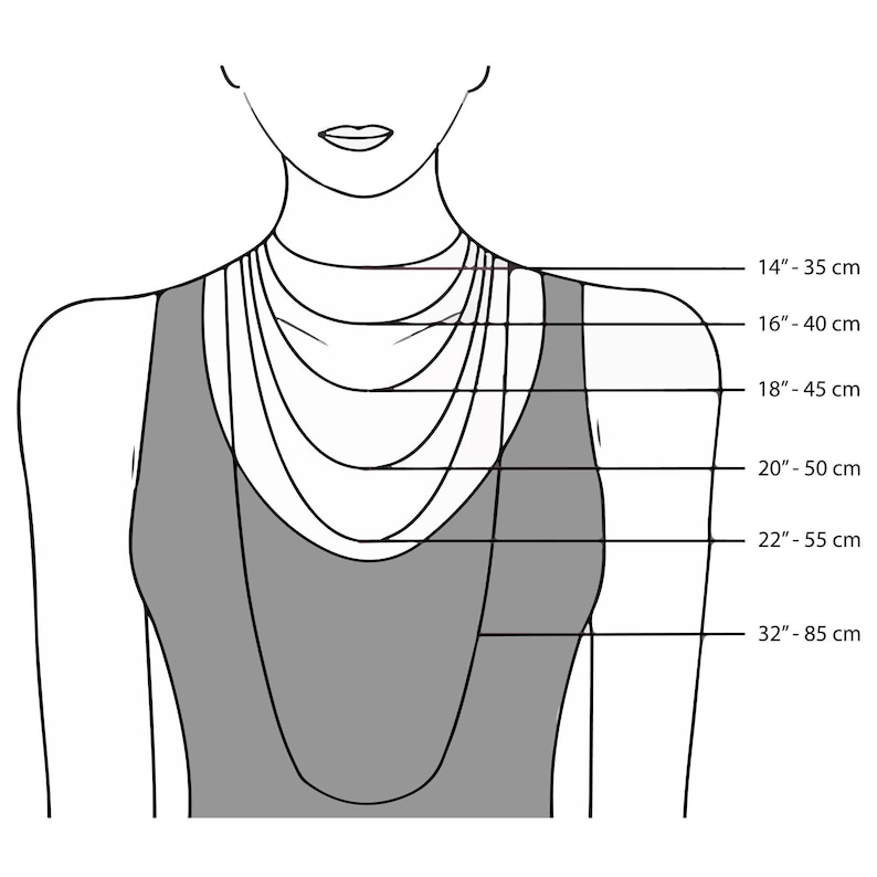 Pu&ograve; includere: Diagramma che illustra le lunghezze delle collane su una persona. L'immagine mostra una serie di collane di varie lunghezze, con misure in pollici e centimetri. Le lunghezze variano da 14 pollici (35 cm) a 32 pollici (85 cm).