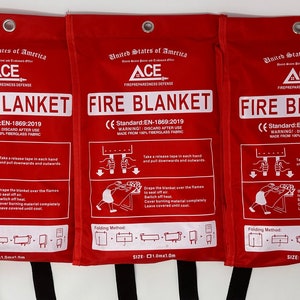Może przedstawiać: Trzy czerwone koce gaśnicze obok siebie, każdy z białym tekstem i ilustracjami. Tekst brzmi "FIRE BLANKET" i zawiera instrukcje i ostrzeżenia. Każdy koc ma wymiary 1,0 m x 1,0 m.