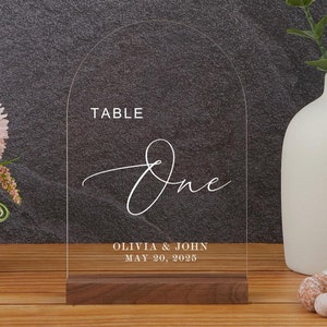 アクリルアーチウェディングテーブル番号：木製ベース付きアクリルプレート、モダンな看板
