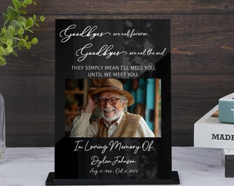 Könnte beinhalten: Schwarze Gedenktafel mit weißem Rand und einem Foto eines Mannes mit Hut. Der Text lautet "Goodbyes are not forever, Goodbyes are not the end. They simply mean I'll miss you, until we meet you. In Loving Memory Of Dylan Johnson Aug 10, 1964 - Oct 12, 2025"