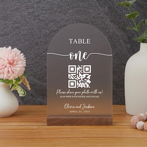 Números de mesa de casamento de acrílico personalizados com código QR - Base de madeira