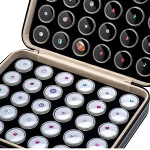 宝石瓶を、内側にフォーム材を貼ったPUレザー製のジッパー付きケースに収納。