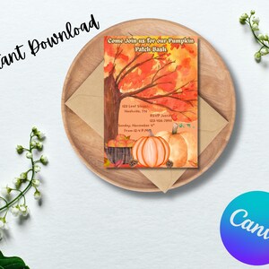 Puede incluir: Una invitación para una fiesta de calabazas, con una ilustración en acuarela de calabazas, un árbol con hojas naranjas y el texto "Come Join us for our Pumpkin Patch Bash". La invitación está sobre un plato de madera.