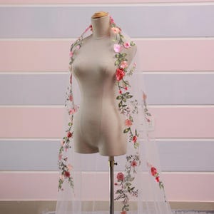 VH31 | Embroidered rose lace veil, Boho wedding veil with multicolored flowers, Soft ivory tulle bridal veil, Romantic veil for bride