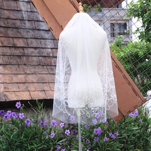 Beaded Bridal Veil with Floral Embroidery, Short Fingertip Wedding Veil, Elegant Short Wedding Veil, Embroidered Tulle Veil with Beads