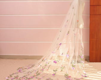 V96, Velo da sposa ricamato con motivi floreali, Velo lungo da cattedrale, Velo da sposa con fiori rosa e viola, Velo in tulle morbido, Accessori da sposa romantici