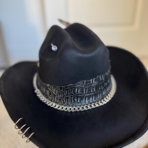 Chapeau de cowboy personnalisé chaîne d'allumettes de marque gravée à la main carte As de pique ongle breloque grunge emo gothique Lainey Wilson Ella Langley