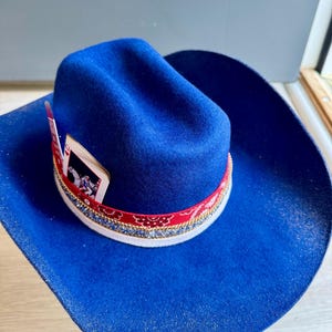 Cowboy Carter Concert Tour Beyoncé chapeau de cow-girl bleu royal rouge blanc cartes à jouer strass ceinture western paillettes d'or gravure de marque