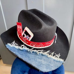 Cowboy Carter Concert Tour Beyoncé chapeau de cow-girl noir rouge blanc cartes à jouer strass ceinture western gravure marque denim effet vieilli