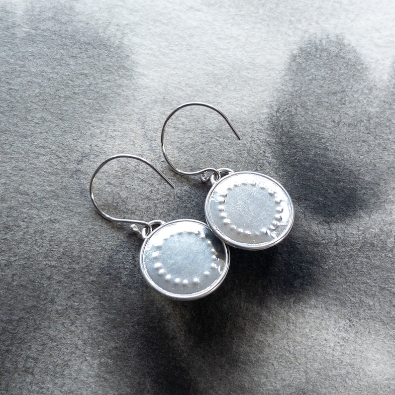 Fresh water pearl and recycled sterling silver full moon earrings, statement art jewelry, minimalist, hammer texture, best friend gift imagem 8