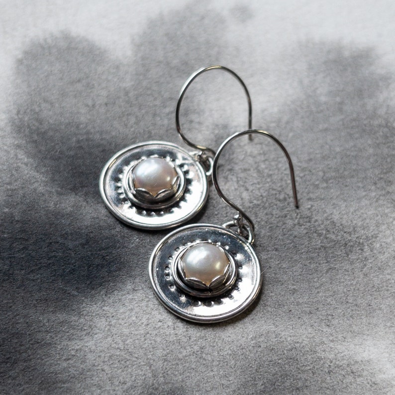 Fresh water pearl and recycled sterling silver full moon earrings, statement art jewelry, minimalist, hammer texture, best friend gift imagem 3