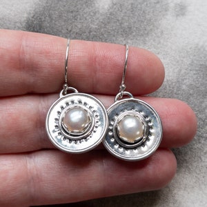 Fresh water pearl and recycled sterling silver full moon earrings, statement art jewelry, minimalist, hammer texture, best friend gift imagem 7