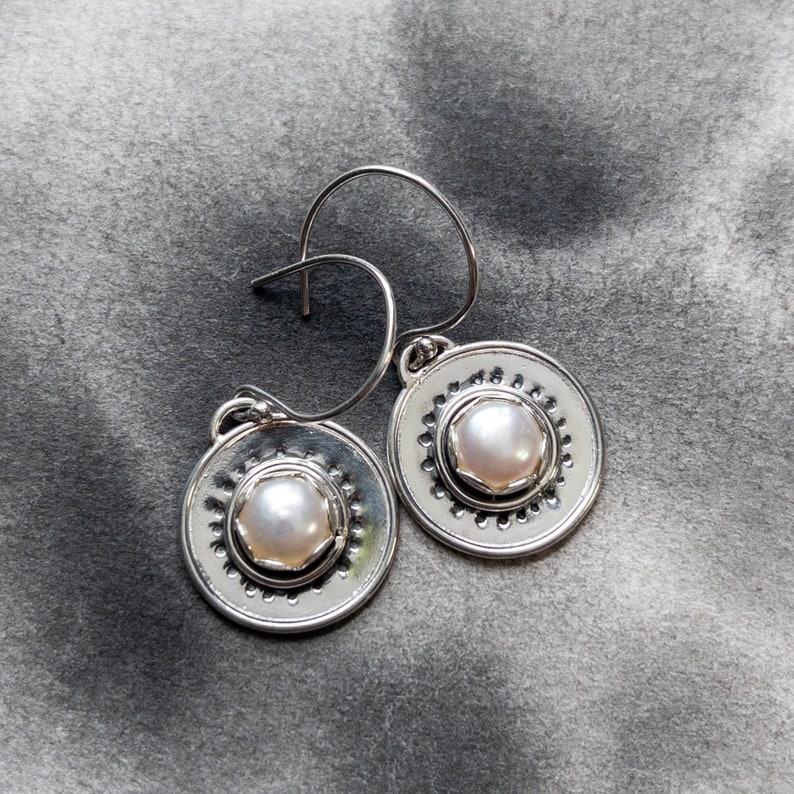Fresh water pearl and recycled sterling silver full moon earrings, statement art jewelry, minimalist, hammer texture, best friend gift imagem 1