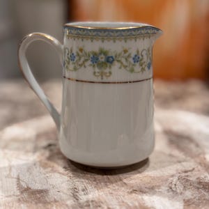 Noritake Contemporary Fine China Spring Meadow Creamer 2484 – Vintage Floral Design White Creamer with Blue and Green Flowers Floral