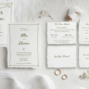 Pode incluir: Conjunto de convites de casamento com um design rústico e desenhado à mão. O convite apresenta os nomes "Allie & Steven" em escrita cursiva. O cartão RSVP inclui o texto "Por favor, responda até 15 de agosto de 2021 em yourweddingwebsite.com".