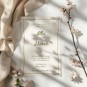 Pode incluir: Um convite de casamento com fundo creme e borda verde. O convite diz "Por favor, junte-se a nós para o casamento de Allie e Steven" e inclui a data, a hora e o local do casamento.