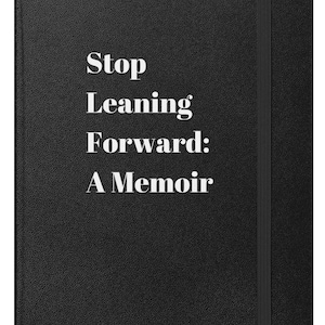Puede incluir: Diario negro con el título "Stop Leaning Forward: A Memoir" en texto blanco. El diario tiene una cubierta texturizada y una banda elástica negra. El diseño es simple y elegante.