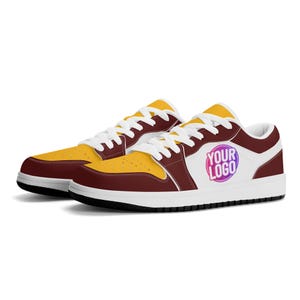 Aangepaste op Washington geïnspireerde sneakers | Gepersonaliseerde lage schoenen bordeaux en goud | Uniek schoeisel voor wedstrijddagen