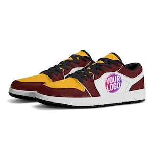 Aangepaste op Washington geïnspireerde sneakers | Gepersonaliseerde lage schoenen bordeaux en goud | Uniek schoeisel voor wedstrijddagen