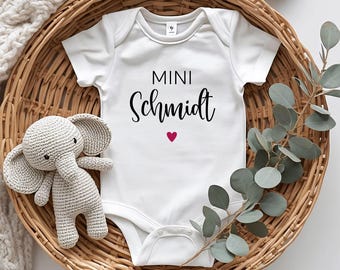 Personalisierter Babybody „Mini Nachname“ – Geschenk zur Geburt, Schwangerschaft, Taufe | Herz Farbe wählbar | Kurzarm & Langarm | Weiß