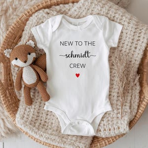 Personalisierter Babybody “New to the Crew” – Nachname, Geschenk zur Geburt, Schwangerschaft, Unisex Kurzarm & Langarm