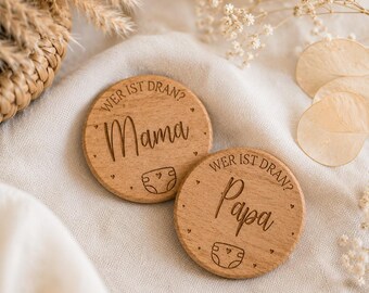 Windelmünze für Eltern aus Holz | Entscheidungsmünze Mama Papa | Geschenk zur Geburt | Baby Geschenk