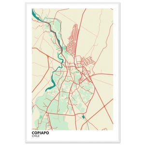 Può includere: Stampa su tela incorniciata di una mappa di Copiapó, Cile, con una rete di strade rosse e dettagli di fiumi verdi su sfondo beige. Il nome della città e il paese sono stampati in basso.