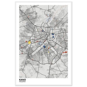Könnte beinhalten: Ein gerahmter Kartendruck von Kano, Nigeria, mit einem detaillierten Straßenverlauf in schwarzen Linien auf grauem Hintergrund. Die Karte enthält gelb, blau und rot hervorgehobene Bereiche, mit dem Namen der Stadt und des Landes unten.