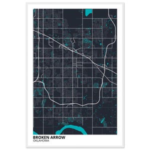 Puede incluir: Una impresión enmarcada del mapa de Broken Arrow, Oklahoma, en un estilo minimalista. El mapa presenta un patrón de cuadrícula con líneas blancas y acentos turquesa para las masas de agua. El nombre de la ciudad se muestra en turquesa en la parte inferior.