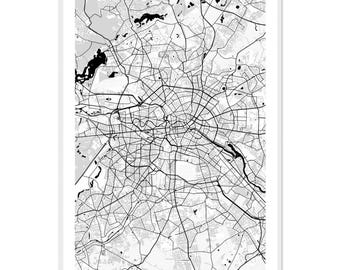 Puede incluir: Un mapa en blanco y negro de Berlín, Alemania, con una red detallada de calles y vías fluviales. El mapa de la ciudad está enmarcado en blanco, con el nombre de la ciudad y el país impresos en la parte inferior.
