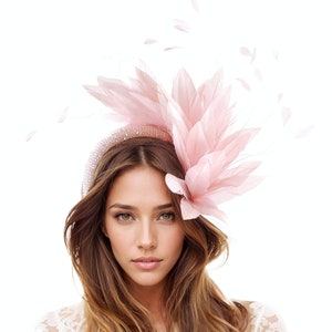 Candy Blush Bladoróżowy Kryształowy Pióro Ascot Fascynator Ślubna Opaska Na Głowę Kentucky Derby Kapelusz Koktajl Herbatka Przyjęcie Formalne Okazja Wyścigi Kobieta