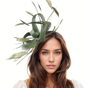 Oliwkowozielony kapelusz Kentucky Derby, ciemnozielony fascynator Ascot, zielony fascynator ślubny, zielony kapelusz typu statement, zielony kapelusz dla kobiet, formalna okazja