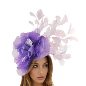 Diadema con plumas y flores moradas, sombrero lila para bodas y ocasiones especiales, tocado de color lavanda. imagen 1