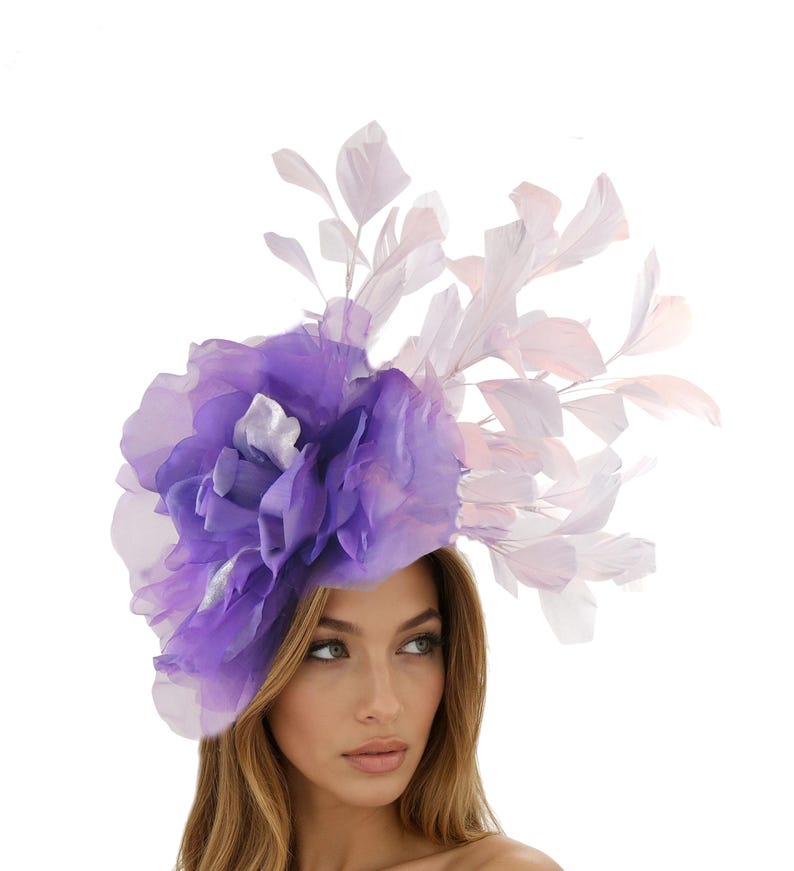 Diadema con plumas y flores moradas, sombrero lila para bodas y ocasiones especiales, tocado de color lavanda. imagen 1