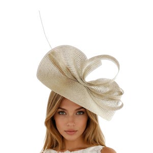 Metallic gouden statement fascinator dameshoed, geschikt voor de Kentucky Derby, Oaks, Ascot, bruiloften, tuinfeesten, cocktailparty's, theekransjes en kerkdiensten.